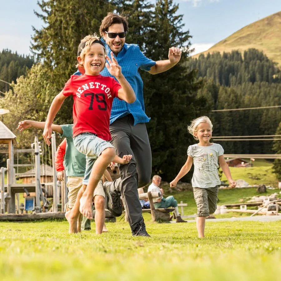 grosse-freude-am-filzalmsee-in-brixen-im-thale